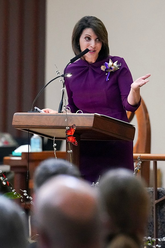 Christina Arangio, NEWS10 ABC Anchor, delivers the commencement address to graduates during commencement exercises for Saratoga Central Catholic School on Friday, June 7, at Corpus Christi Church in Round Lake. (Cindy Schultz photo for The Evangelist)