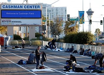 Pope, moved by photo, prays for homeless