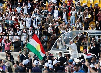 Cleanse your hearts of anger, live the Gospel, pope says at Mass in Irbil