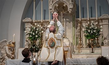 Bishop: Priests celebrating traditional Latin Mass need permission