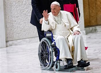 Pope, using wheelchair, meets superiors of women's religious orders  