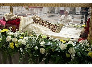 Pope prays for unity of church as he celebrates anniversary of Vatican II