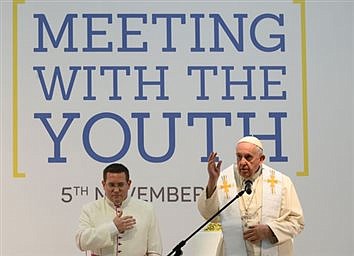 Pope tells young people: Skip Google, search God first for advice  