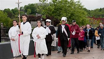 ROSARY WALK HEADS TO AMSTERDAM BRIDGE