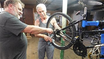 Bikeatoga Workshop keeps  Saratoga residents rolling