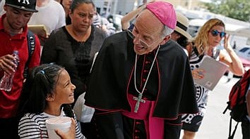 Border bishop helps migrant family cross into United States